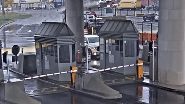 In this image taken from security video, a light colored vehicle, top center, flies over a fence into the Rainbow Bridge customs plaza, Wednesday, Nov. 22, 2023, in Niagara Falls, N.Y. - Sputnik International