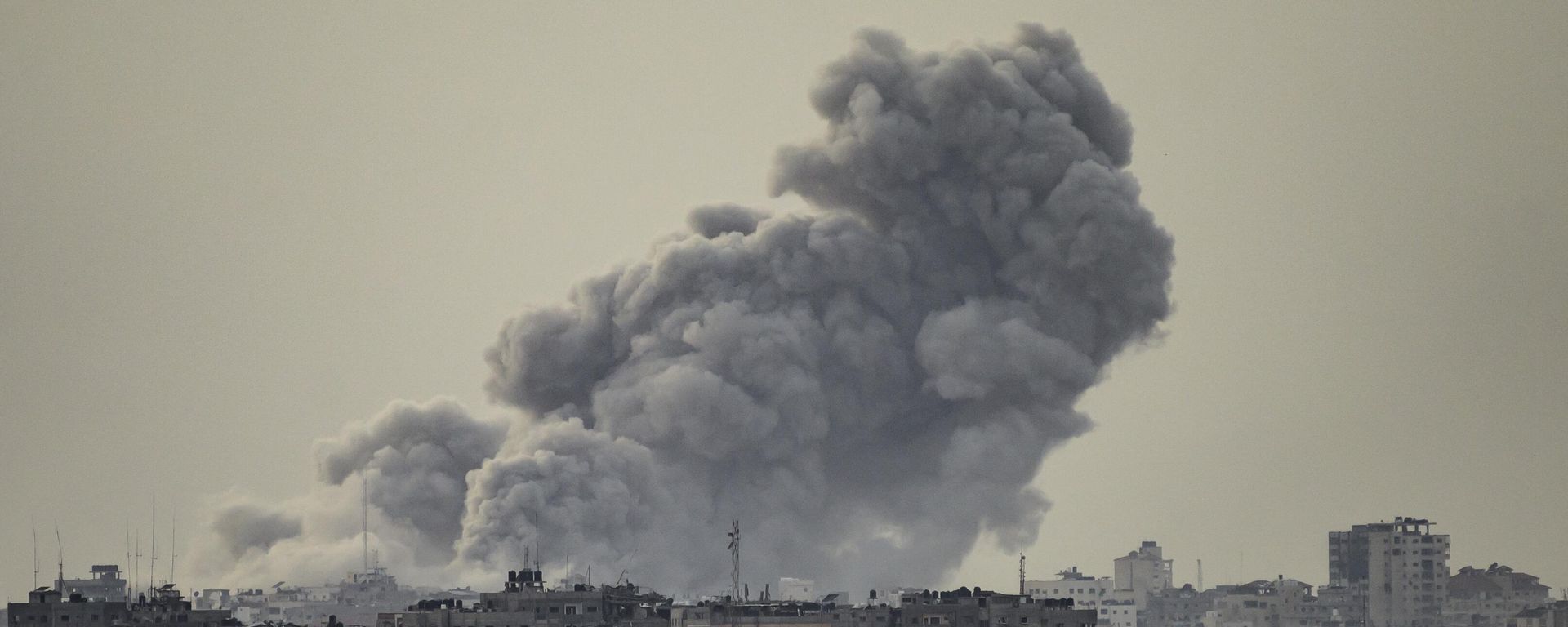 This picture taken from southern Israel near the border with the Gaza Strip shows smoke billowing after an Israeli strike on north Gaza on November 22, 2023, amid ongoing battles between Israel and the Palestinian Hamas movement. This picture taken from southern Israel near the border with the Gaza Strip shows smoke billowing after an Israeli strike on north Gaza on November 22, 2023, amid ongoing battles between Israel and the Palestinian Hamas movement. - Sputnik International, 1920, 25.11.2023
