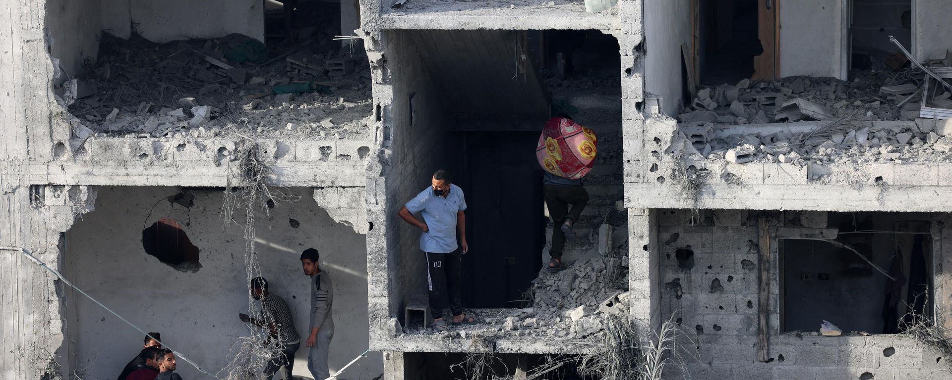 People salvage some belongings from a damaged building following Israeli bombing on Rafah in the southern Gaza Strip, on November 11, 2023, as battles between Israel and the Palestinian Hamas movement continue. People salvage some belongings from a damaged building following Israeli bombing on Rafah in the southern Gaza Strip, on November 11, 2023, as battles between Israel and the Palestinian Hamas movement continue. - Sputnik International, 1920, 15.12.2023