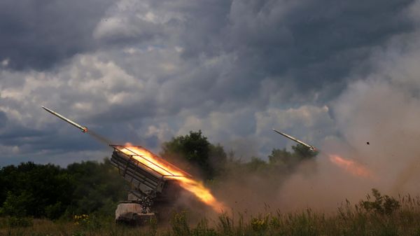 Russian servicemen of the Central Military District fire BM-21 Grad multiple rocket launchers towards Ukrainian positions, in the course of Russia's military operation in Ukraine, in Lugansk People's Republic, Russia - Sputnik International