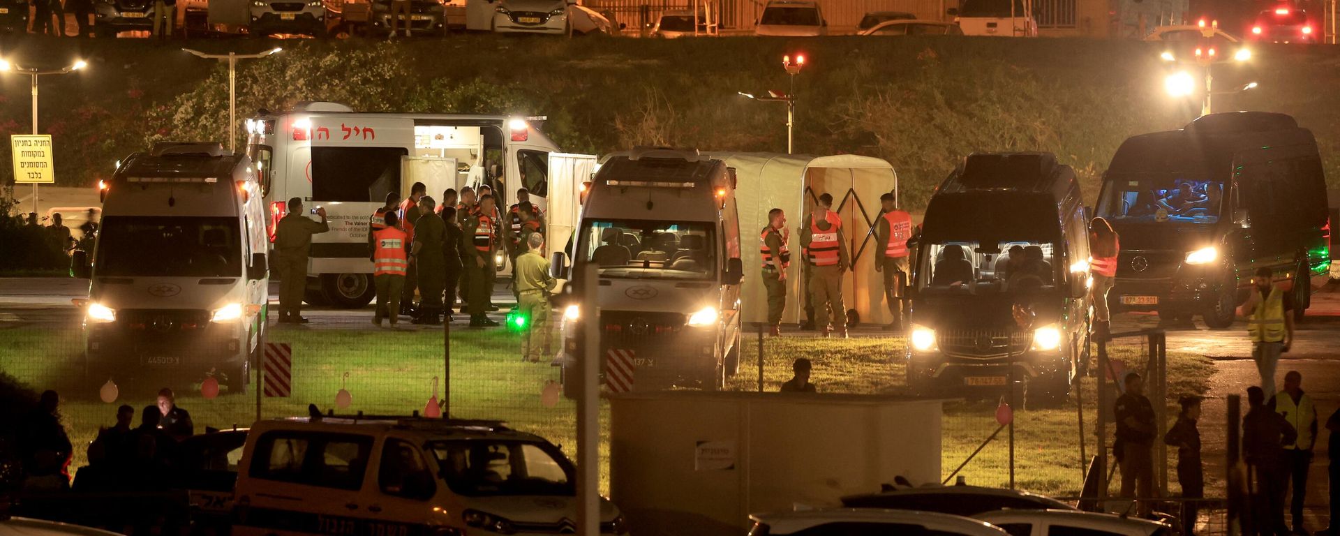 Israeli security forces stand next to ambulances waiting outside the helipad of Tel Aviv's Schneider medical centre on November 24, 2023, amid preparations for the release of Israeli hostages held by Hamas in Gaza in exchange for Palestinian prisoners later in the day Israeli security forces stand next to ambulances waiting outside the helipad of Tel Aviv's Schneider medical centre on November 24, 2023, amid preparations for the release of Israeli hostages held by Hamas in Gaza in exchange for Palestinian prisoners later in the day - Sputnik International, 1920, 24.11.2023