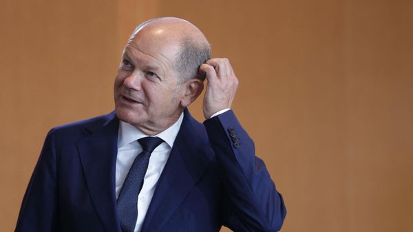 Germany's Chancellor Olaf Scholz scratches his head as he arrives for the weekly meeting of the German cabinet at the chancellery in Berlin on August 17, 2022 - Sputnik International