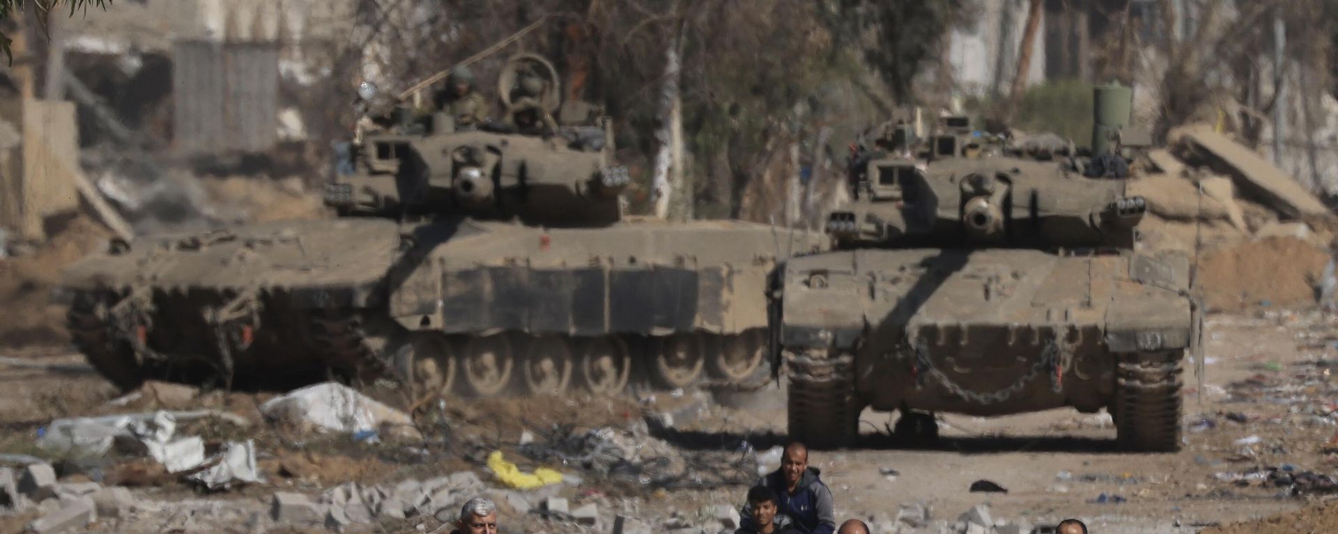 Palestinians fleeing north on Salaheddine road, assist a man with a bandaged leg, amidst Israeli tanks in the Zeitoun district, Gaza City, Nov. 24, 2023, after a four-day ceasefire. Palestinians fleeing north on Salaheddine road, assist a man with a bandaged leg, amidst Israeli tanks in the Zeitoun district, Gaza City, Nov. 24, 2023, after a four-day ceasefire. - Sputnik International, 1920, 06.12.2023
