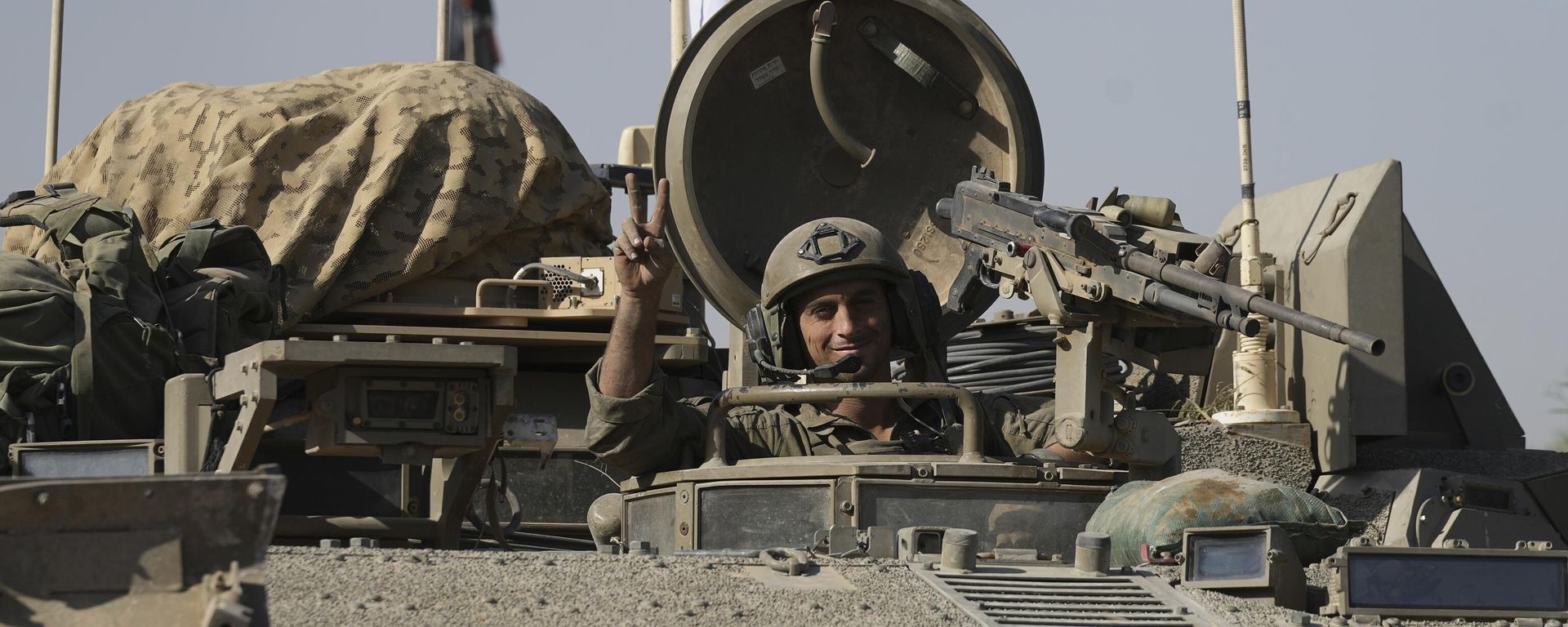 An Israeli soldier flashes a V-sign from a convoy of Israeli army vehicles after leaving Gaza, southern Israel, on Friday, Nov. 24, 2023. An Israeli soldier flashes a V-sign from a convoy of Israeli army vehicles after leaving Gaza, southern Israel, on Friday, Nov. 24, 2023. - Sputnik International, 1920, 21.12.2023