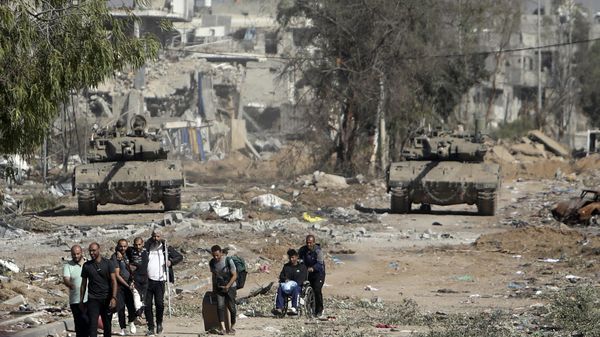 Palestinians flee to northern Gaza as Israeli tanks block the Salah al-Din road in the central Gaza Strip on Friday, Nov. 24, 2023, as the four-day cease-fire in the Israel-Hamas war begins as part of an agreement that Qatar helped broker.  - Sputnik International