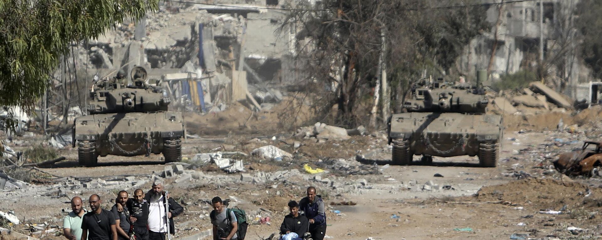 Palestinians flee to northern Gaza as Israeli tanks block the Salah al-Din road in the central Gaza Strip on Friday, Nov. 24, 2023, as the four-day cease-fire in the Israel-Hamas war begins as part of an agreement that Qatar helped broker.  - Sputnik International, 1920, 29.11.2023
