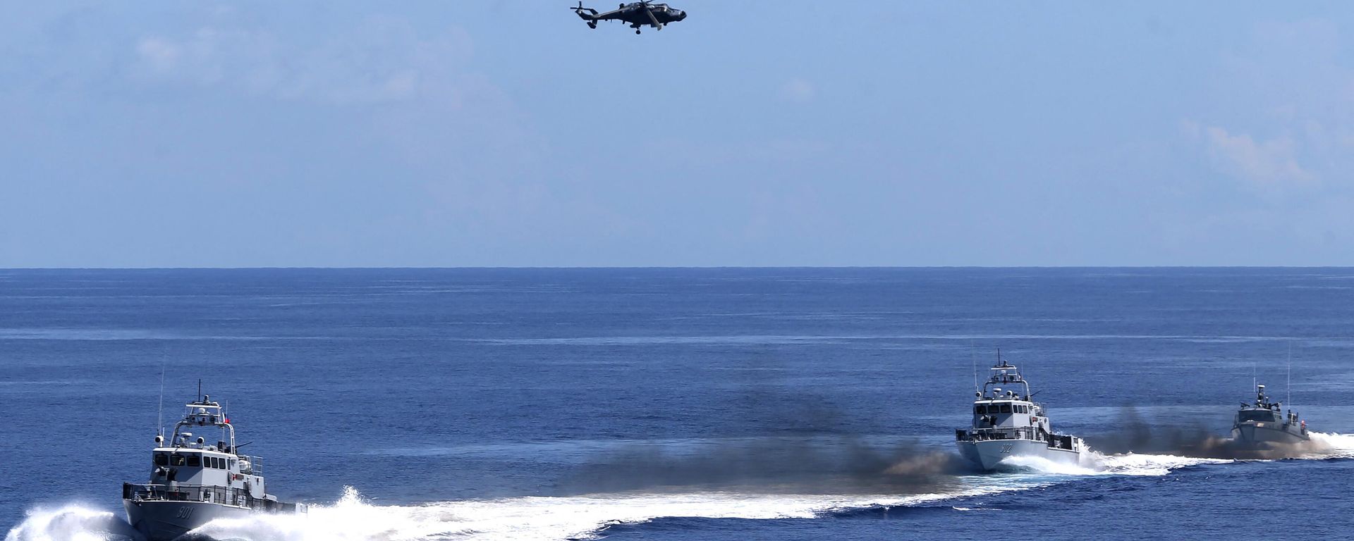 Philippine navy AW159 anti-submarine helicopter (top) hovers above patrol boats during a navy's capability demonstration, witnessed by Philippine President Ferdinand Marcos Jr. (not pictured) aboard the Philippine navy ship BRP Davao del Sur, a Tarlac-class landing platform dock, off Zambales, facing the South China Sea on May 19, 2023. - Sputnik International, 1920, 25.11.2023