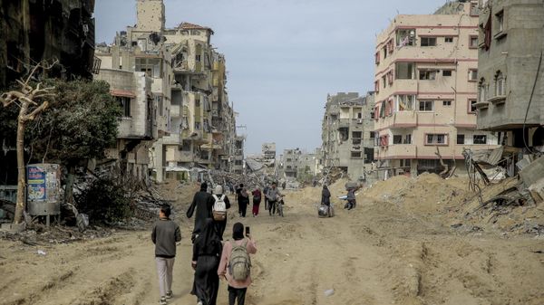 Palestinians carrying a few salvageable items leave Gaza City to safer areas in the south on November 25, 2023, on the second day of a truce between Israel and Hamas.  - Sputnik International