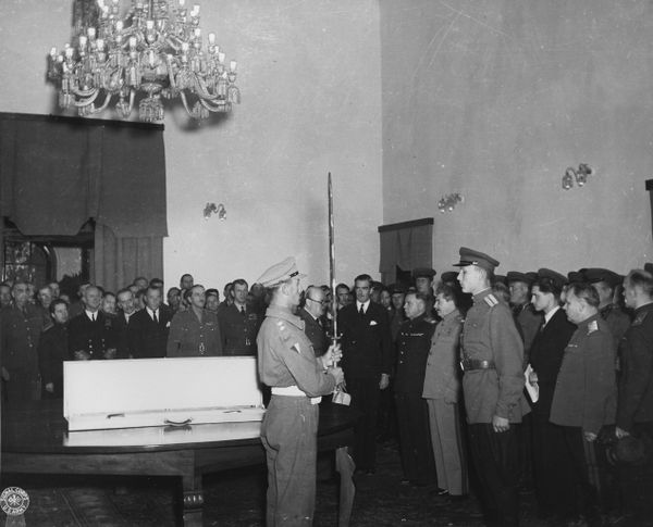 UK Prime Minister Winston Churchill presents the Sword of Stalingrad to Soviet leader Joseph Stalin on behalf of George VI, the King of the UK. The ceremony takes place in the boardroom of the Soviet Embassy in Tehran, Iran. - Sputnik International