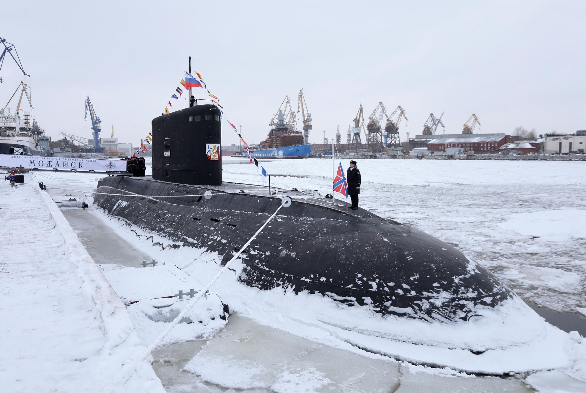 A serviceman attends a ceremony to raise the Russian Navy ensign aboard the Project 636.3 diesel-electric submarine Mozhaisk joining the Russian Pacific Fleet at Admiralty Shipyards, a subsidiary of the United Shipbuilding Corporation, in St. Petersburg, Russia - Sputnik International, 1920, 28.11.2023