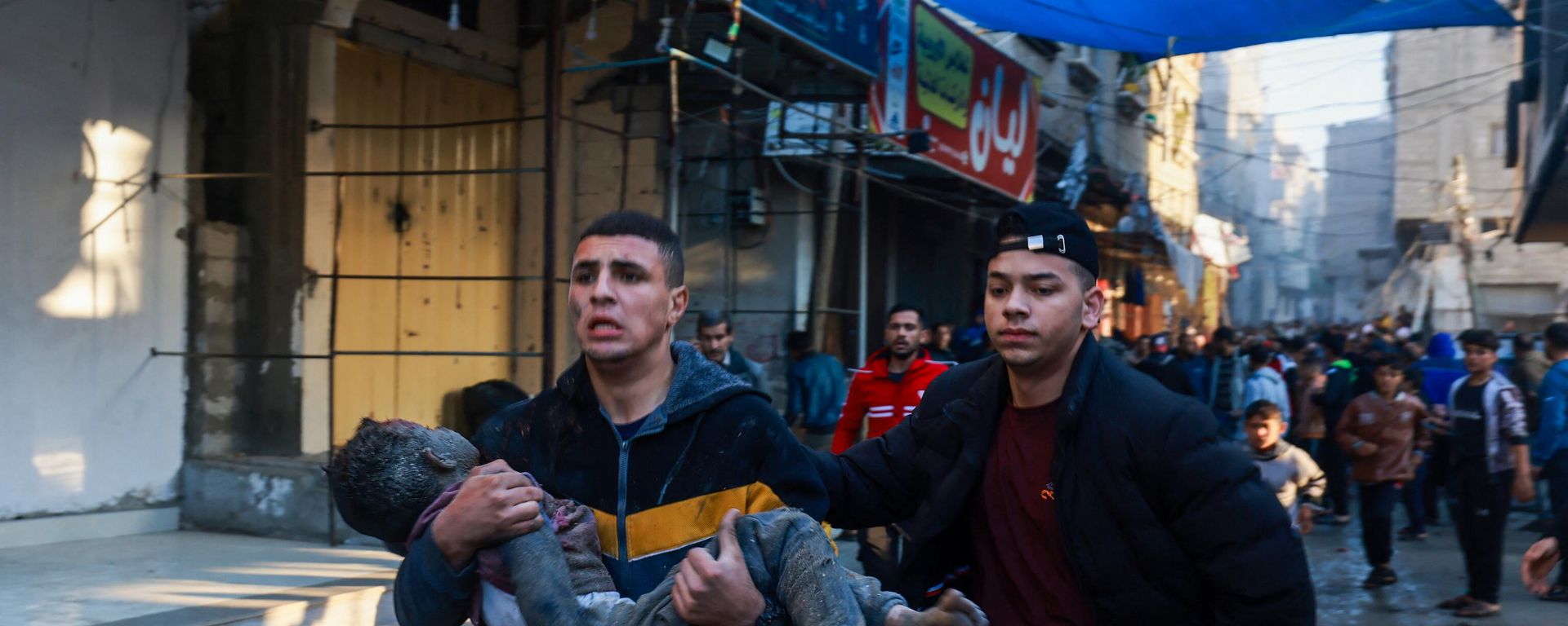 A Palestinian man carries an injured boy following the resumption of Israeli bombardment in Rafah, southern Gaza Strip, on December 1, 2023. A Palestinian man carries an injured boy following the resumption of Israeli bombardment in Rafah, southern Gaza Strip, on December 1, 2023. - Sputnik International, 1920, 01.12.2023