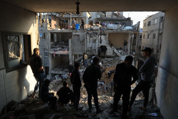 Palestinians inspect the destruction around residential buildings following Israeli air strikes in the Rafah refugee camp in the southern Gaza Strip on December 1, 2023. - Sputnik International
