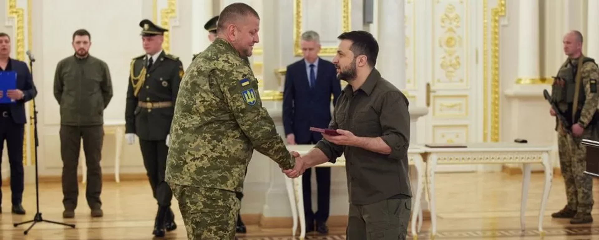 Ukrainian President Volodymyr Zelensky presents Armed Forces Commander-in-Chief Valery Zaluzhny with an award. File photo. Ukrainian President Volodymyr Zelensky presents Armed Forces Commander-in-Chief Valery Zaluzhny with an award. File photo. - Sputnik International, 1920, 06.12.2023