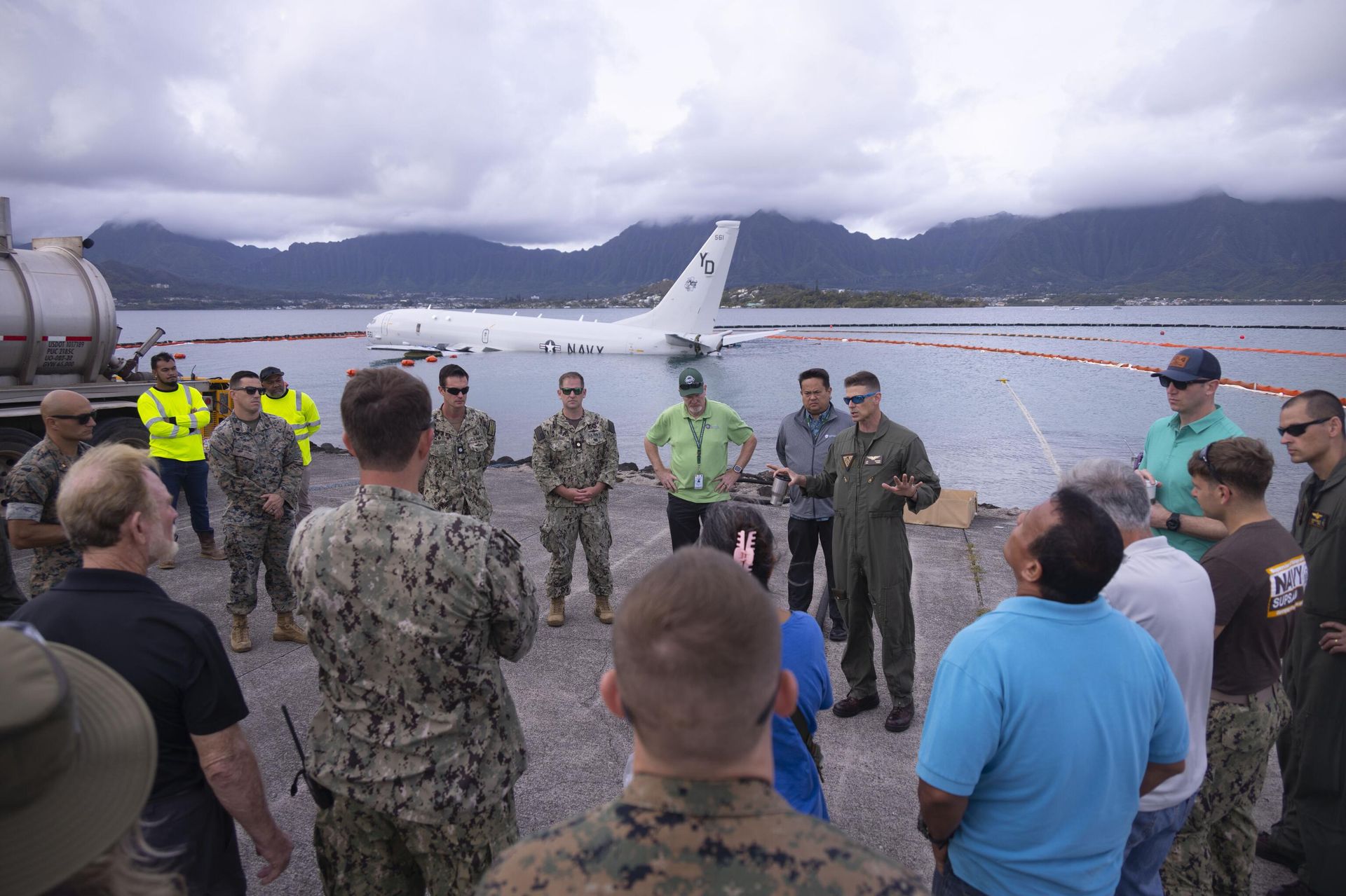 U.S. Marine Corps Col. Jeremy Beaven, commanding officer, Marine Corps Base Hawaii, provides guidance and emphasizes safety before defueling operations commence on a downed U.S. Navy P-8A Poseidon in waters just off the runway at Marine Corps Air Station Kaneohe Bay, MCBH, Nov. 26, 2023. The successful defueling of the downed P-8A was critical to the execution of the aircraft salvage plan. U.S. Marine Corps Col. Jeremy Beaven, commanding officer, Marine Corps Base Hawaii, provides guidance and emphasizes safety before defueling operations commence on a downed U.S. Navy P-8A Poseidon in waters just off the runway at Marine Corps Air Station Kaneohe Bay, MCBH, Nov. 26, 2023. The successful defueling of the downed P-8A was critical to the execution of the aircraft salvage plan. - Sputnik International, 1920, 01.12.2023