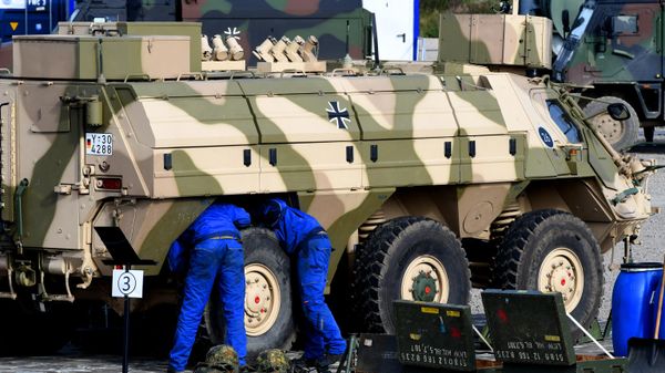 Soldiers repair a Fuchs armored command, utility and infantry vehicle of the German Bundeswehr armed forces during the informative educational practice Land Operation Exercise 2017 at the military training area in Munster, northern Germany, on October 13, 2017. - Sputnik International