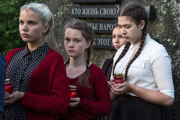 Citizens at the all-Russian event "Candle of Memory" at the Memorial Complex "Mass Grave and Tomb of the Unknown Soldier with the Eternal Flame of Glory" in Petrozavodsk. - Sputnik International