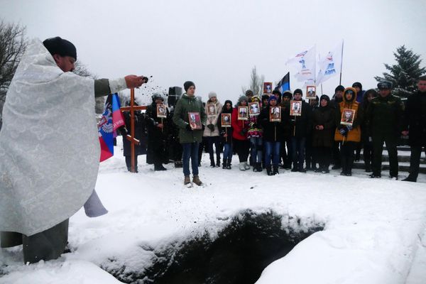 A clergyman at the reburial ceremony of the remains of Red Army soldiers discovered by search groups of the Republican Search Association "Donbass" in Amvrosievka. - Sputnik International
