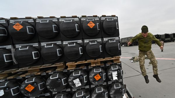 A Ukrainian serviceman is at work to receive the delivery of FGM-148 Javelins, American man-portable anti-tank missile provided by US to Ukraine as part of a military support, at Kiev's airport Borispoil on February 11, 2022. - Sputnik International