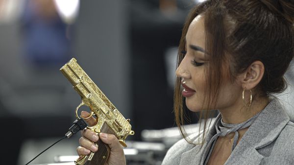 A lady from Kazakhstan tests a gun  - Sputnik International