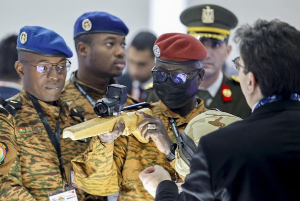 Burkina Faso's Defense Minister Brigadier-General Kassoum Coulibaly (3rd-R) tests a night vision device. - Sputnik International