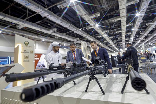 Visitors stand near sniper rifles.  - Sputnik International