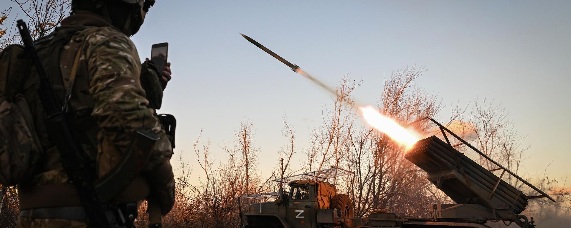 Russian servicemen fire a BM-21 Grad multiple rocket launcher towards Ukrainian positions in the course of Russia's military operation in Ukraine, at the unknown location in the Donetsk People's Republic, Russia. - Sputnik International, 1920, 25.01.2024
