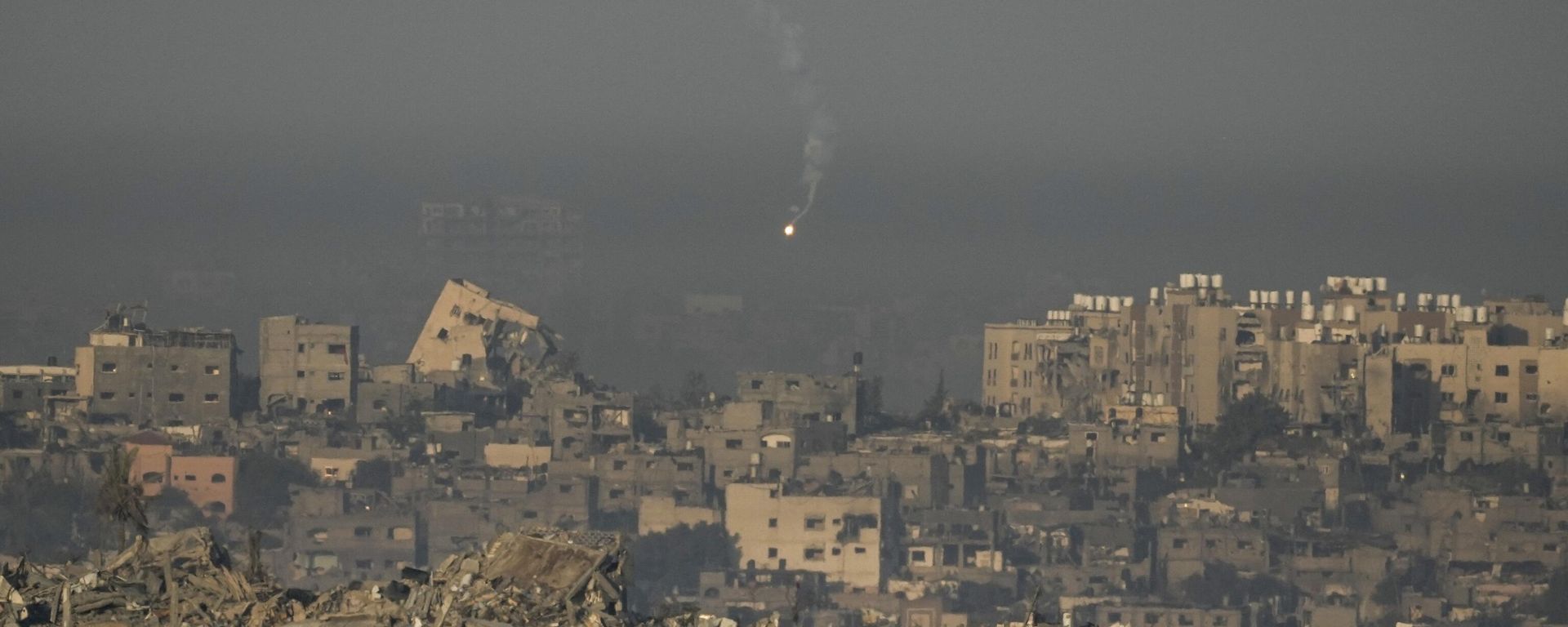 An Israeli army flare is seen over the Gaza Strip, as seen from southern Israel. - Sputnik International, 1920, 03.03.2024