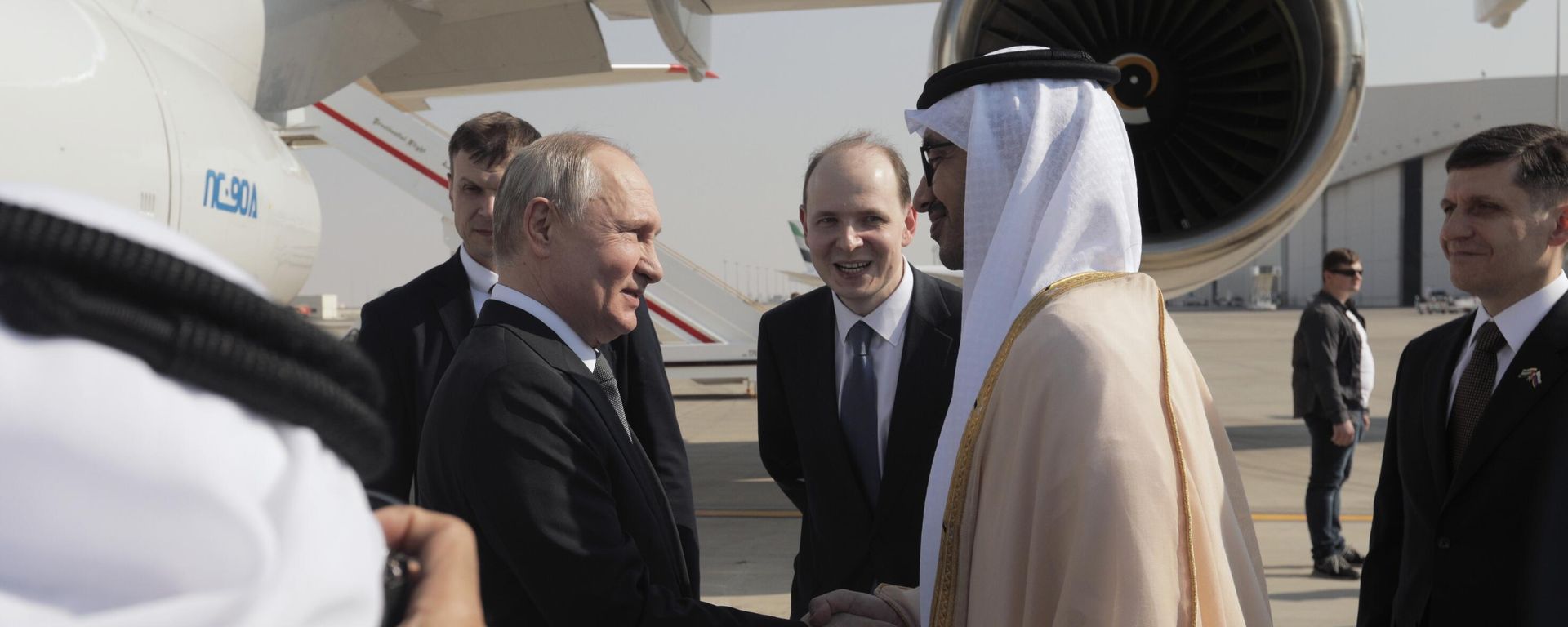 Russian President Vladimir Putin during a meeting at Abu Dhabi airport. Right: UAE Foreign Minister Sheikh Abdullah bin Zayed Al Nahyan. Russian President Vladimir Putin during a meeting at Abu Dhabi airport. Right: UAE Foreign Minister Sheikh Abdullah bin Zayed Al Nahyan. - Sputnik International, 1920, 06.12.2023