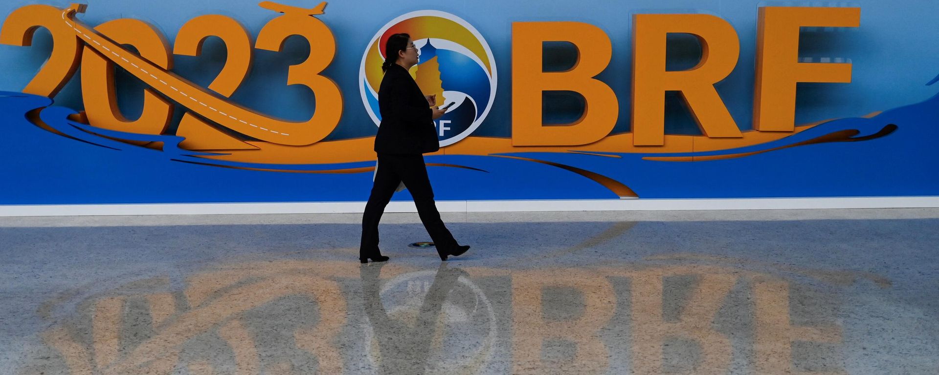 A woman walks in the venue of the Belt and Road Forum in Beijing on October 17, 2023. A woman walks in the venue of the Belt and Road Forum in Beijing on October 17, 2023. - Sputnik International, 1920, 07.12.2023