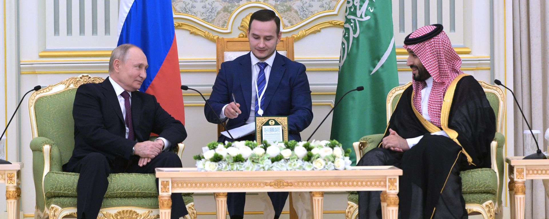 Russian President Vladimir Putin and Crown Prince Mohammed bin Salman Al Saud, Chairman of the Council of Ministers of Saudi Arabia Russian President Vladimir Putin and Crown Prince Mohammed bin Salman Al Saud, Chairman of the Council of Ministers of Saudi Arabia - Sputnik International, 1920, 07.12.2023