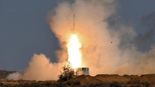 A S-400 surface-to-air missile system launcher shoots during the Kavkaz 2020 military drills  - Sputnik International