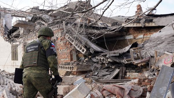 A Russian Investigative Committee officer explores a building destroyed after a recent shelling, as Russia's military operation in Ukraine continues, in Volnovakha, Donetsk People's Republic, Russia - Sputnik International