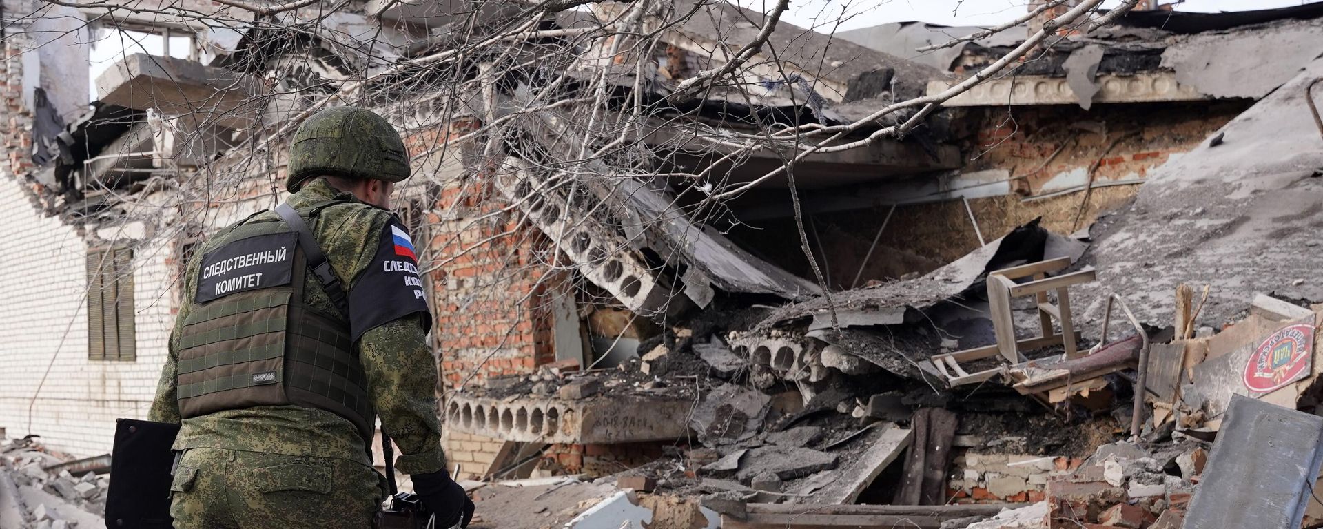 A Russian Investigative Committee officer explores a building destroyed after a recent shelling, as Russia's military operation in Ukraine continues, in Volnovakha, Donetsk People's Republic, Russia A Russian Investigative Committee officer explores a building destroyed after a recent shelling, as Russia's military operation in Ukraine continues, in Volnovakha, Donetsk People's Republic, Russia - Sputnik International, 1920, 05.01.2024