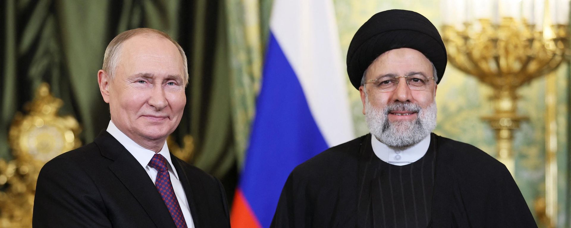 Russia's President Vladimir Putin (L) shakes hands with Iran's President Ebrahim Raisi during their meeting in the Kremlin in Moscow on December 7, 2023 Russia's President Vladimir Putin (L) shakes hands with Iran's President Ebrahim Raisi during their meeting in the Kremlin in Moscow on December 7, 2023 - Sputnik International, 1920, 25.12.2023