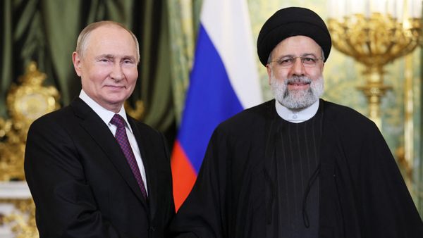 Russia's President Vladimir Putin (L) shakes hands with Iran's President Ebrahim Raisi during their meeting in the Kremlin in Moscow on December 7, 2023 - Sputnik International