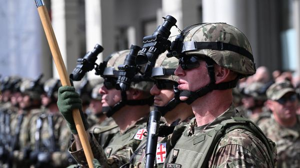 Georgian servicemen attend the celebrations of Georgia's Independence Day on the central Freedom Square in Tbilisi on May 26, 2023 - Sputnik International