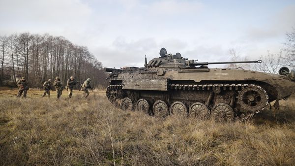 Ukrainian servicemen take positions on the frontline at an undisclosed location - Sputnik International