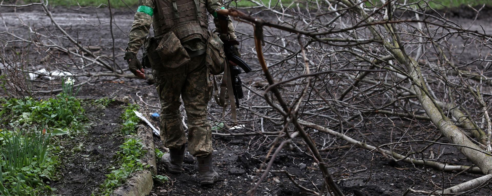 A Ukrainian soldier walks at a front line position on April 22, 2023. A Ukrainian soldier walks at a front line position on April 22, 2023. - Sputnik International, 1920, 08.12.2023