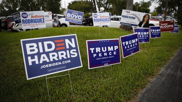 Campaign signs are seen at Westchester Regional Library in Miami, Florida on October 19, 2020 - Sputnik International