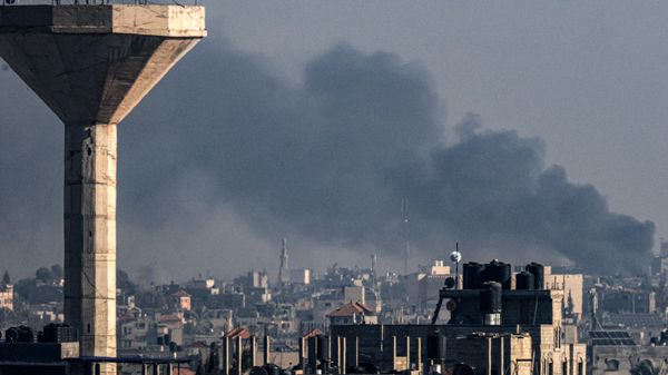 A picture taken from Rafah shows smoke billowing above buildings during Israeli bombardment on Khan Yunis in the southern Gaza Strip on December 9, 2023. - Sputnik International