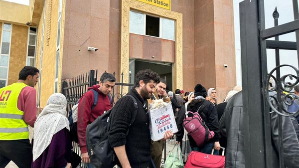 Palestinians and dual nationality holders fleeing from Gaza arrive on the Egyptian side of the Rafah border crossing with the Gaza Strip on December 5, 2023, amid continuing battles between Israel and the militant group Hamas - Sputnik International