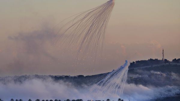 Shells that appears to be white phosphorus from Israeli artillery explode over Dahaira, a Lebanese border village with Israel, south Lebanon, on Oct. 16, 2023. - Sputnik International
