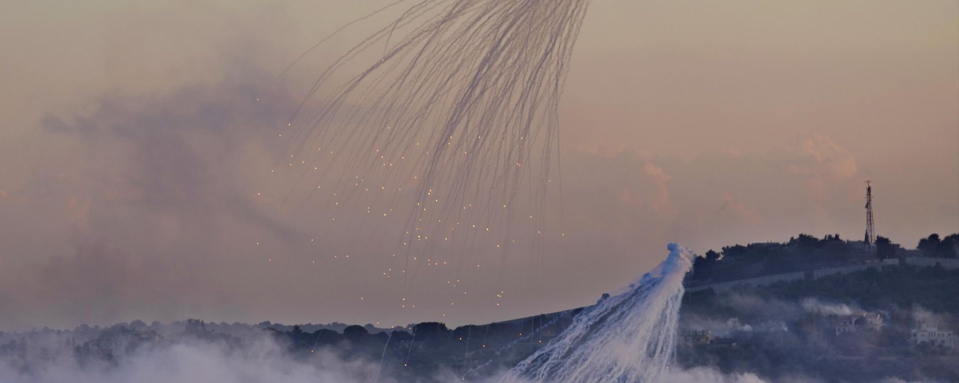 Shells that appears to be white phosphorus from Israeli artillery explode over Dahaira, a Lebanese border village with Israel, south Lebanon, on Oct. 16, 2023. Shells that appears to be white phosphorus from Israeli artillery explode over Dahaira, a Lebanese border village with Israel, south Lebanon, on Oct. 16, 2023. - Sputnik International, 1920, 12.12.2023