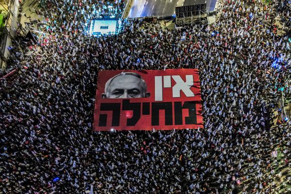 It was not just the Gaza crisis that put a massive strain on the Israeli PM Benjamin Netanyahu. Earlier this year, the country saw an unprecedented civil unrest as a direct response to the widely unpopular judicial reform that shocked the very core of Israeli society. (Demonstrators unfurling a giant banner against Israeli PM Benjamin Netanyahu during a rally against the government's judicial overhaul plan in Tel Aviv, September 23, 2023. - Sputnik International