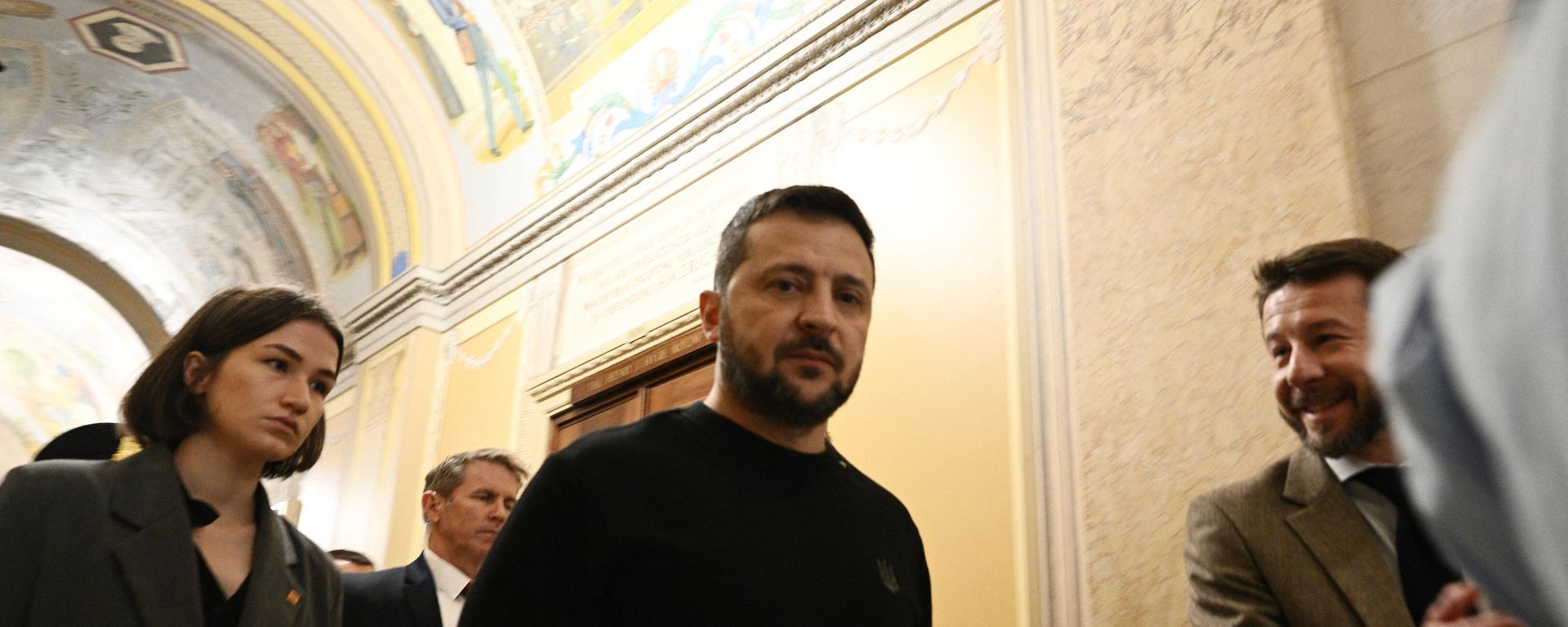 Ukrainian President Volodymyr Zelensky walks through the US Capitol as he meets with lawmakers on Capitol Hill in Washington, DC, on December 12, 2023. Ukrainian President Volodymyr Zelensky walks through the US Capitol as he meets with lawmakers on Capitol Hill in Washington, DC, on December 12, 2023. - Sputnik International, 1920, 16.12.2023