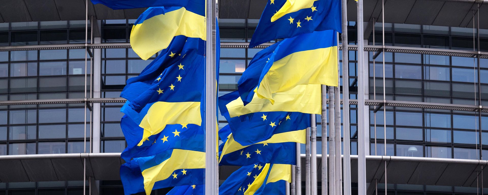 European Union's and Ukrainian flags fluttering outside the European Parliament in Strasbourg, eastern France. European Union's and Ukrainian flags fluttering outside the European Parliament in Strasbourg, eastern France. - Sputnik International, 1920, 16.12.2023