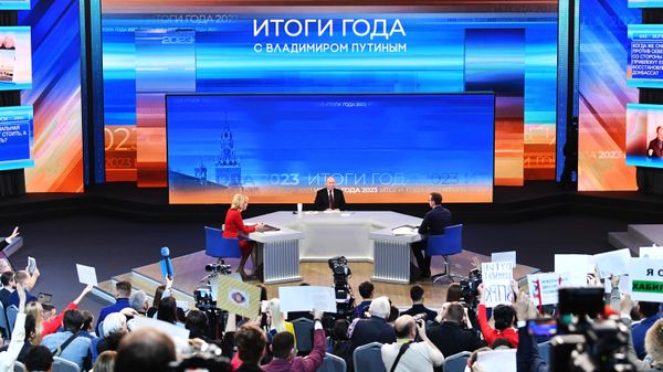 Russian President Vladimir Putin holds a joint direct line with citizens and a large press conference with journalists. Russian President Vladimir Putin holds a joint direct line with citizens and a large press conference with journalists. - Sputnik International