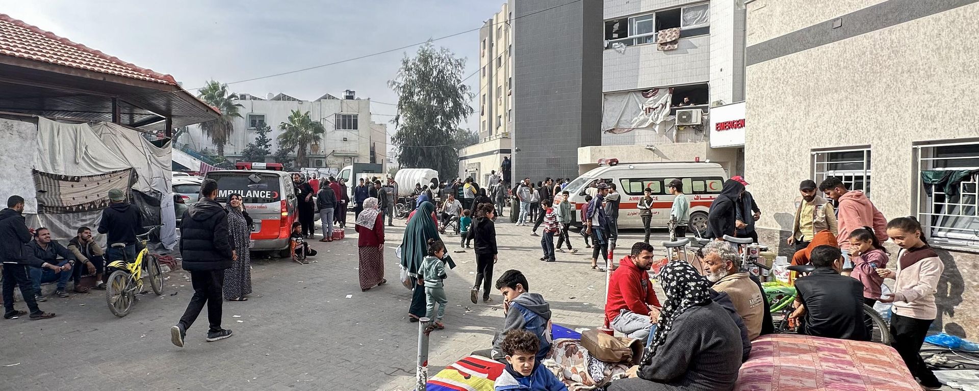 Displaced Palestinians gather in the yard of Gaza's Al-Shifa hospital on December 10, 2023. Displaced Palestinians gather in the yard of Gaza's Al-Shifa hospital on December 10, 2023. - Sputnik International, 1920, 14.12.2023