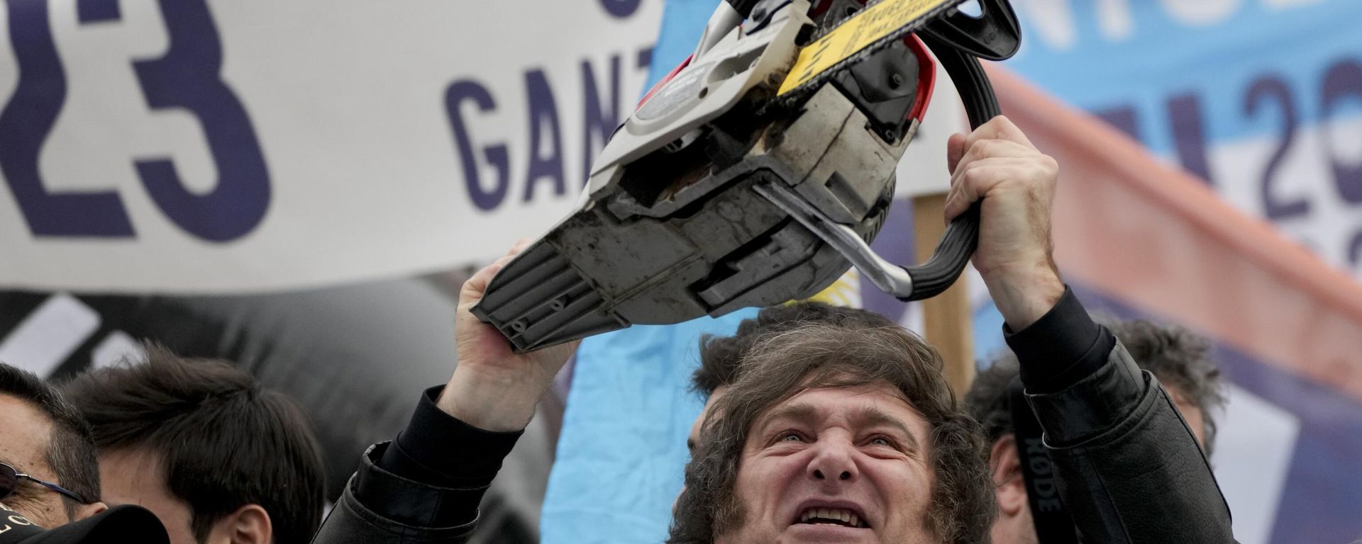 Javier Milei brandishes a chainsaw during a campaign event in La Plata, Argentina, Tuesday, Sept. 12, 2023. Javier Milei brandishes a chainsaw during a campaign event in La Plata, Argentina, Tuesday, Sept. 12, 2023. - Sputnik International, 1920, 23.12.2023
