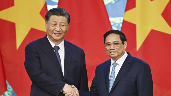 Vietnam's Prime Minister Pham Minh Chinh, right, and the China's President Xi Jinping shake hands during a meeting at the government office in Hanoi, Vietnam, Wednesday, Dec. 13, 2023. - Sputnik International